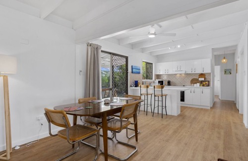 Woorim House | Palm Hideaway - Holiday Hub Bribie Island