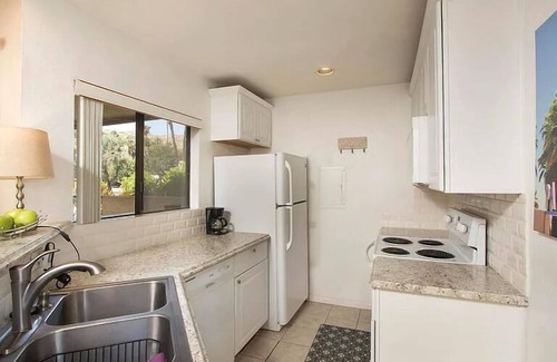 Palm Springs Condo | Palm Springs Golf and Tennis Club Condo Budget-friendly Vacation Rental