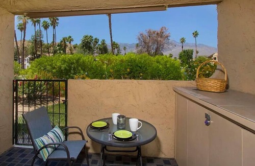 Palm Springs Condo | Palm Springs Golf and Tennis Club Condo Budget-friendly Vacation Rental