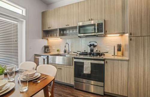 West Oak Hill Apartment | Pampering New Unit Studio 1Ba Pool, Golf Sim