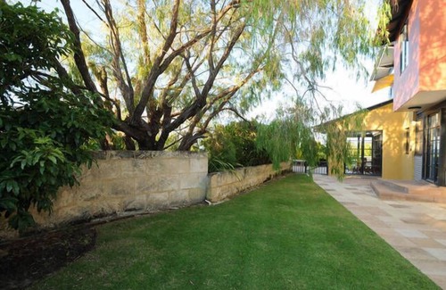 Dunsborough Villa | Panoramic Bay Views - Pet friendly & only a 5 minute stroll to town.