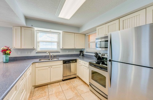 Satellite Beach Condo | Panoramic Beachfront Views – Ground-Floor Corner Condo, Pool Access & Steps to Beach 🏝️