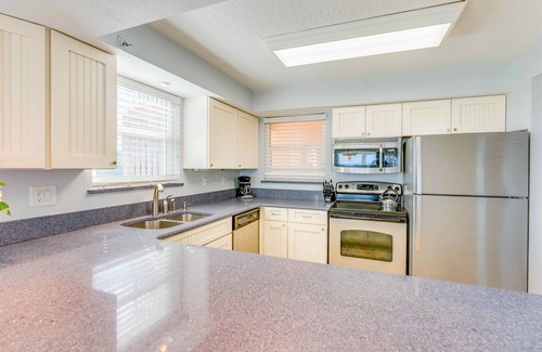 Satellite Beach Condo | Panoramic Beachfront Views – Ground-Floor Corner Condo, Pool Access & Steps to Beach 🏝️