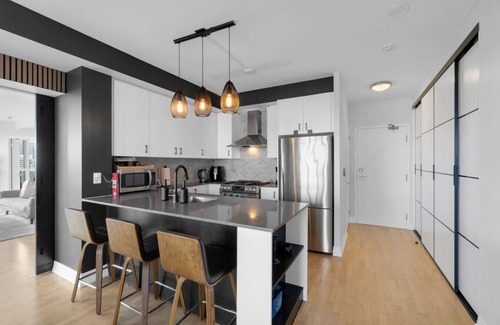 Cabbagetown South Hotel | Panoramic CN Tower View - Amazing 3BR - Free Parking