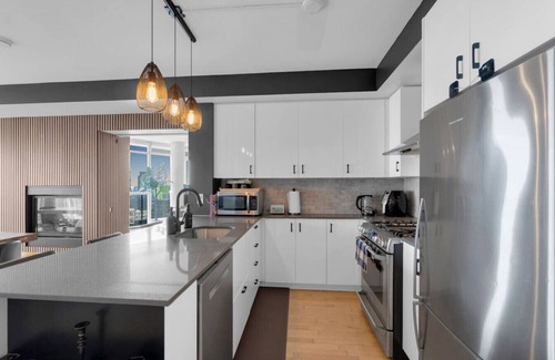 Cabbagetown South Hotel | Panoramic CN Tower View - Amazing 3BR - Free Parking