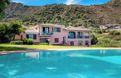 San Teodoro Apartment | Panoramic Holiday Apartment "Isuledda" with Sea View, Shared Pool & Air Conditioning