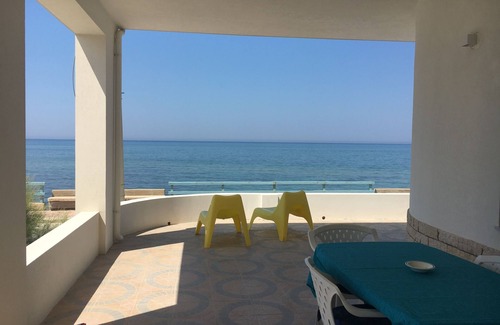Scoglitti House | Panoramic house with veranda on the sea