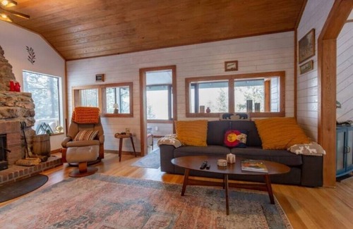 Coal Creek Cabin | Panoramic Mountain View Cabin