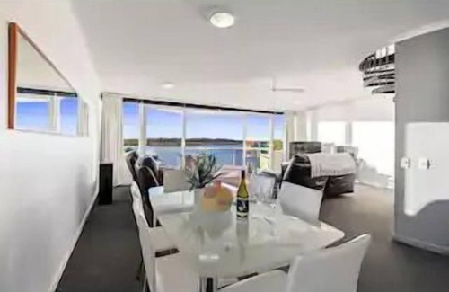 Noosaville Apartment | Panoramic River & Ocean Views - Penthouse -Rooftop