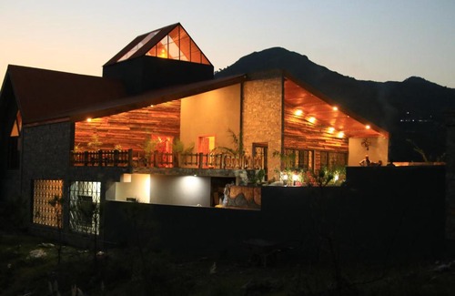 Murree Villa | Pantara Farmhouse - Luxurious Mountain top bungalow