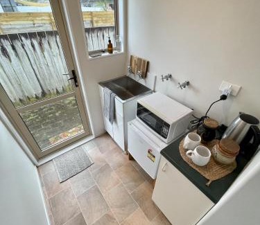 Papamoa Beach Apartment | Papamoa Two Rooms & Kitchenette - Dogs welcome