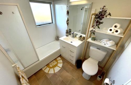 Papamoa Beach Apartment | Papamoa Two Rooms & Kitchenette - Dogs welcome