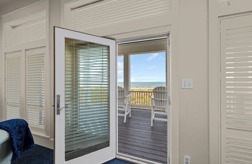 The Shores House | Paradise Found is exactly what you can expect when you rent this private house!