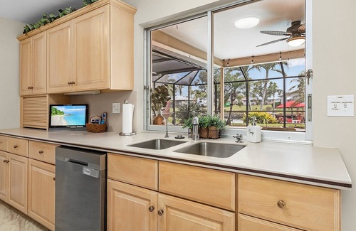 Pelican House | Paradise In The Cape with Private Heated Pool Plus Gulf & Beach Access