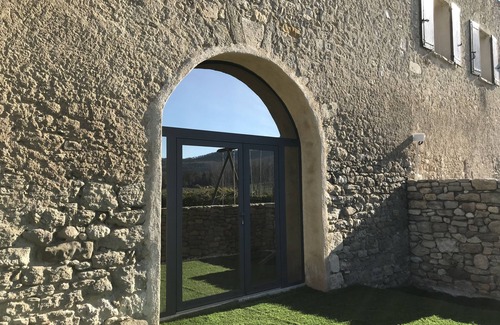 Reillanne House | Paradise Love In Provence: Stone loft with private Jacuzzi