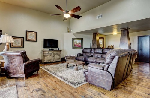 Paradise Hill House | Paradise Point. Large House with Lake View and Boat Slip