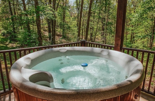 Unionville Cabin | Paradise View Log Cabin near Lake Lemon. Four bedrooms, pet-friendly!