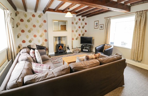Llanfair Caereinion Cottage | PARC COTTAGE, family friendly, with hot tub in Llanwddyn