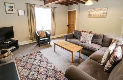 Llanfair Caereinion Cottage | PARC COTTAGE, family friendly, with hot tub in Llanwddyn