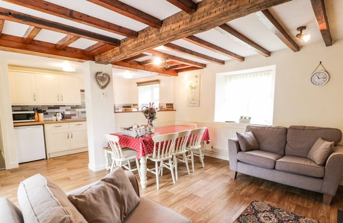 Llanfair Caereinion Cottage | PARC COTTAGE, family friendly, with hot tub in Llanwddyn