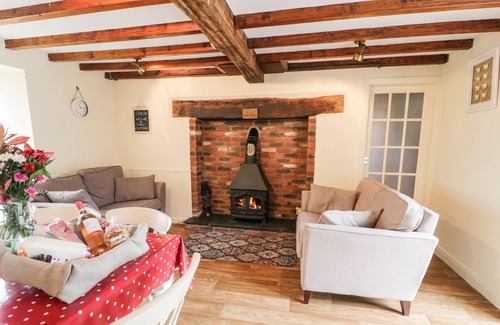 Llanfair Caereinion Cottage | PARC COTTAGE, family friendly, with hot tub in Llanwddyn
