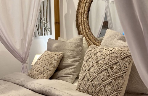 La Ville-du-Bois Apartment | PARENTHESE LOVE : Bali Mon Amour - Jacuzzi SPA Suite - Near Orly/Paris