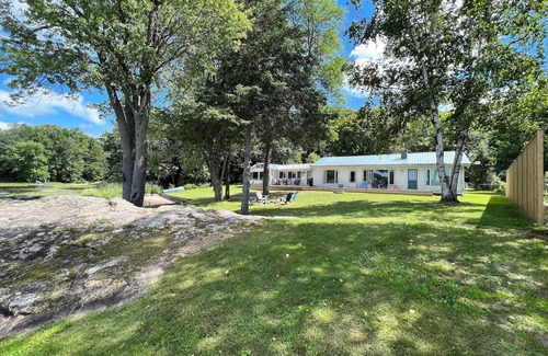 Tweed Cottage | Parisi's Paradise - Trophy Muskie Fishing on Stoco Lake!