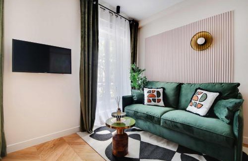 Quartier de Javel Apartment | Parisian with air conditioning Eiffel Tower