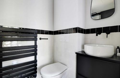 Quartier de Javel Apartment | Parisian with air conditioning Eiffel Tower