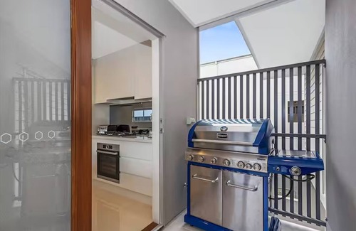 Toowong Apartment | Park Avenue Luxe Chic Townhouse Sleeps 9, Carpark