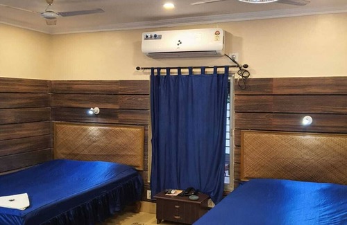 Santiniketan House | Park Guest house