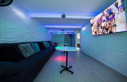 El Poblado Villa | Park Lleras 11br Pool Jacuzzi