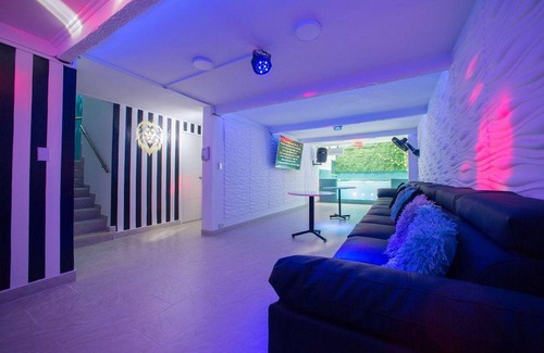 El Poblado Villa | Park Lleras 11br Pool Jacuzzi