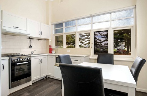 Glenelg Apartment | Park View 'Elysian' WIFI + Netflix