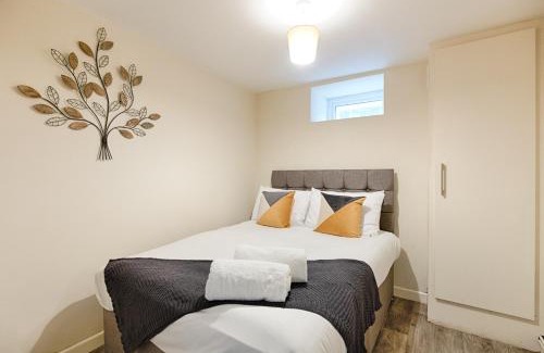 Bon-y-maen Apartment | Parking, 5 Bedrooms Smart Tv's in all rooms!