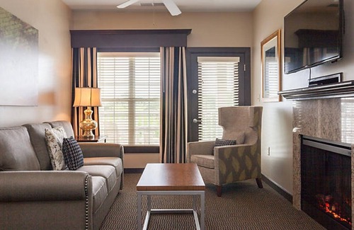 Lackey Resort | Parkside Williamsburg Resort, 1br deluxe villa, free WiFi and parking.