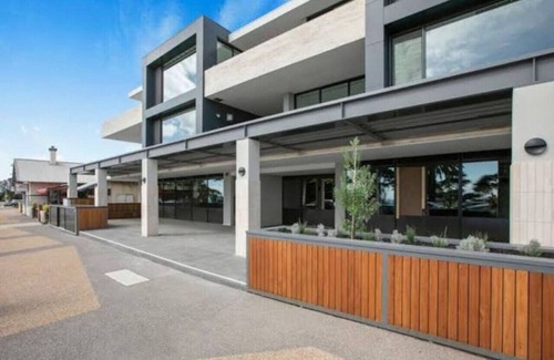 Mornington Apartment | Parkvue 11 | What a Spot!