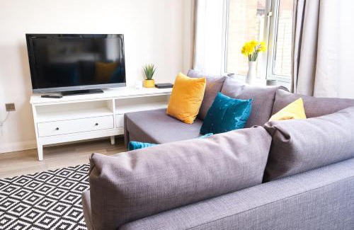 Cribbs Causeway Apartment | Parkway House - Modern with great transport links