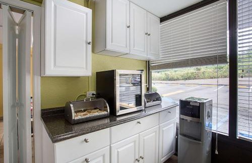 New Castle Hotel | Parkway Inn of Birmingham