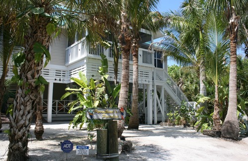 Jose's Hideaway House | Parrothead's Paradise - 4 BR House - Private Boat Dock & Brand New Heated Pool