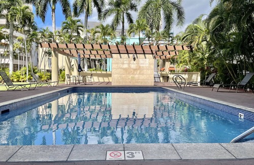 Waikiki Condo | Partial Ocean View King STUDIO with Kitchenette and FREE WIFI!