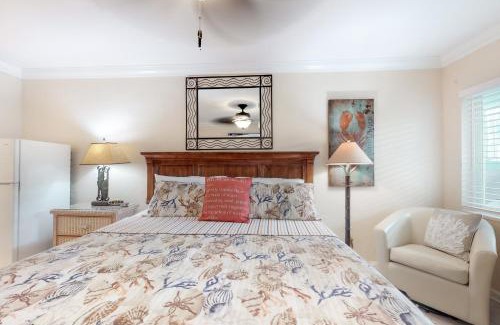 Pass-a-Grille Historic District Apartment | Pass-A-Grill 3