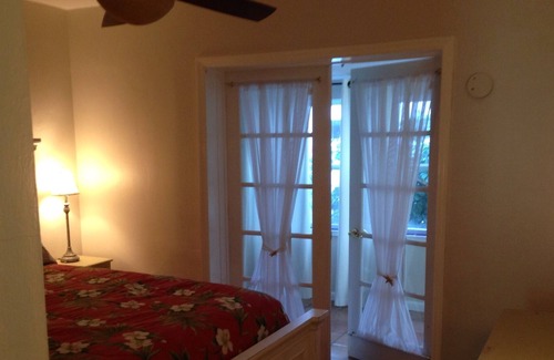 Pass-a-Grille Cottage | Pass a Grille- 30 Steps to sand! 1400 sq feet. 2 bd/ 2 ba. Walk to dining. Pets