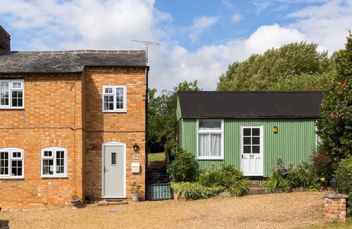 Quedgeley House | Pass the Keys | Conventional and Homely 3Bed in Alderminster