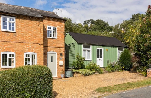 Quedgeley House | Pass the Keys | Conventional and Homely 3Bed in Alderminster