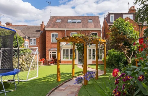 Kenilworth House | Pass the Keys | 4Bed Home in Kenilworth with Parking