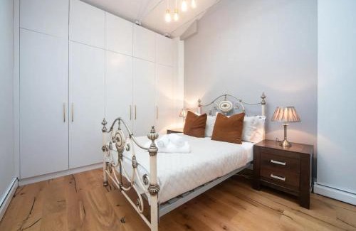 Holland Park Apartment | Pass the Keys A Vibrant Characterful Mews House with Air Con