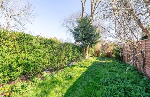 South Acton House | Pass the Keys Charming Victorian 2-Bed House with Artistic Flair in Acton | Ideal for Families and Groups | Excellent Transport Links