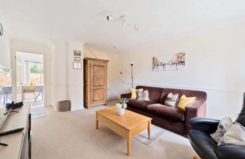 Walton-on-Thames House | Pass the Keys Cosy 2BR Home in Walton