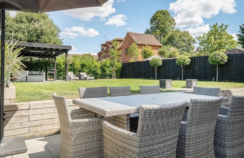 Abbots Langley House | Pass the Keys | Delightful 3 Bed Country home with Large Garden